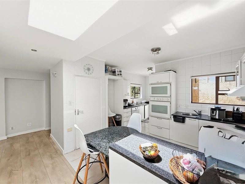 Cosy 3-Bedroom Home with Entertainment Patio and Pool - Photo 6