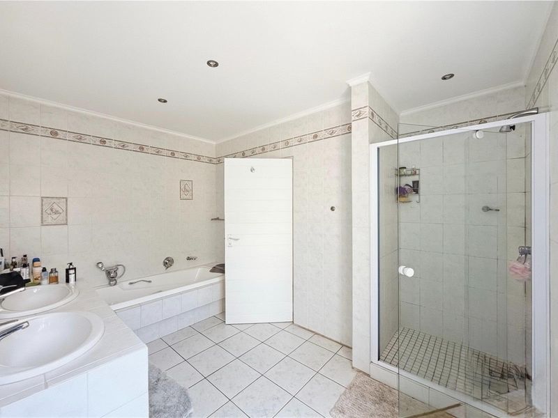 Cosy 3-Bedroom Home with Entertainment Patio and Pool - Photo 10