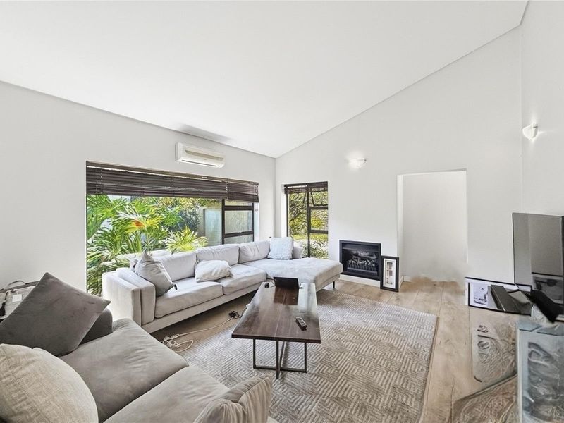 Cosy 3-Bedroom Home with Entertainment Patio and Pool - Photo 2