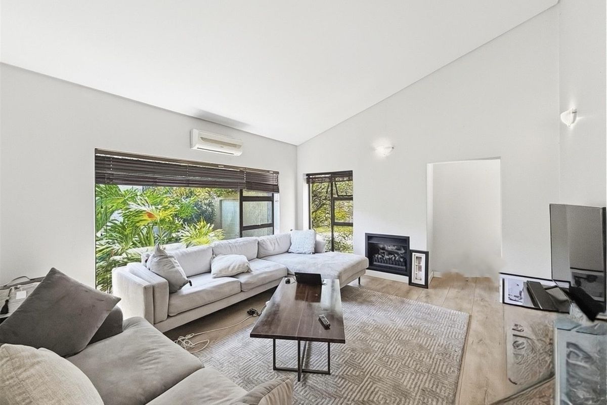 Cosy 3-Bedroom Home with Entertainment Patio and Pool - Photo 2