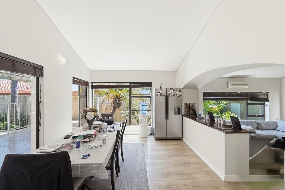 Cosy 3-Bedroom Home with Entertainment Patio and Pool - Photo 4