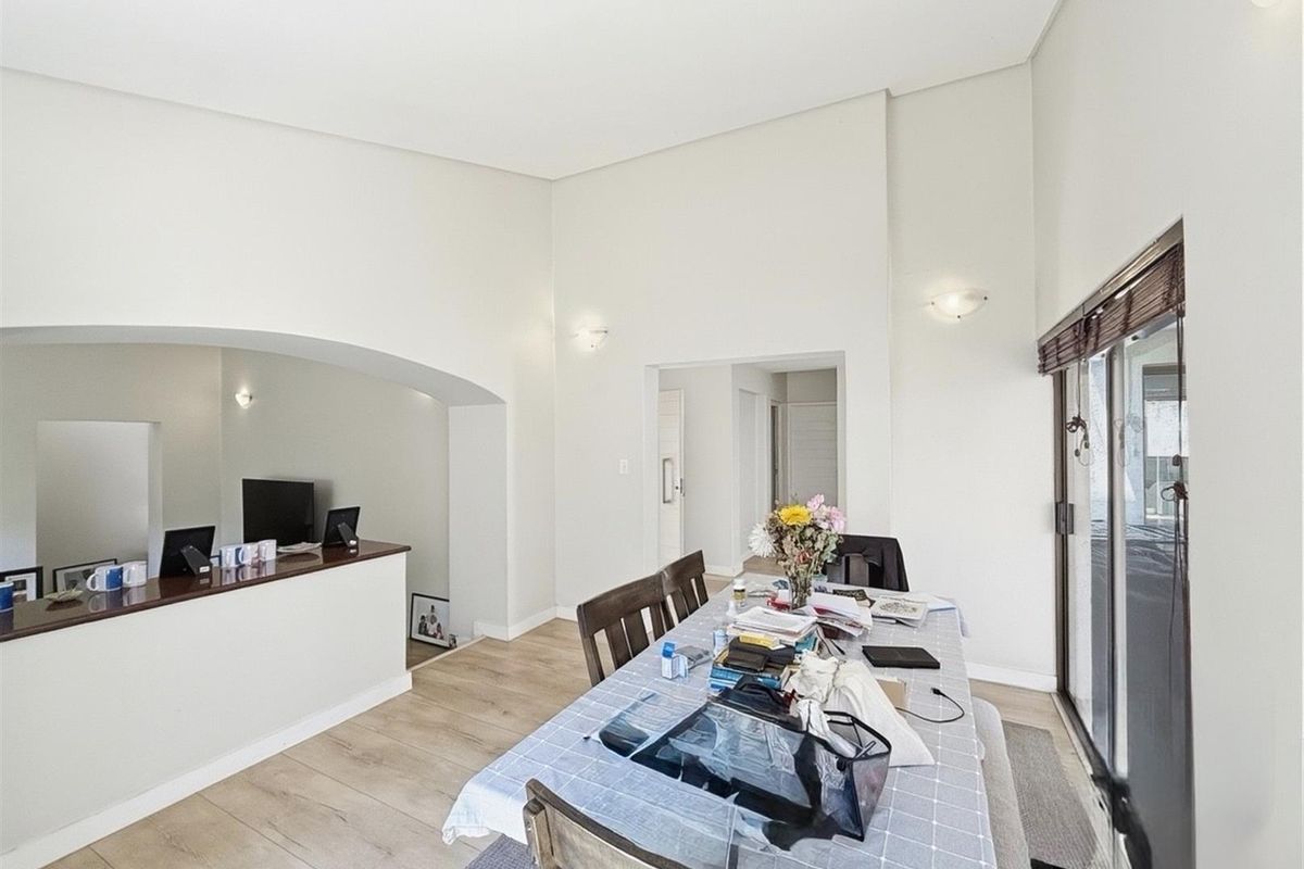 Cosy 3-Bedroom Home with Entertainment Patio and Pool - Photo 5