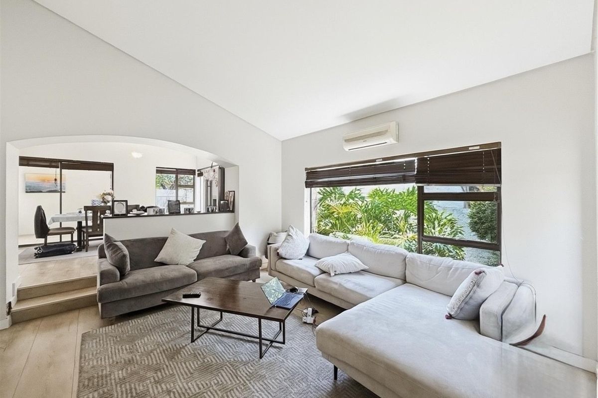 Cosy 3-Bedroom Home with Entertainment Patio and Pool - Photo 3