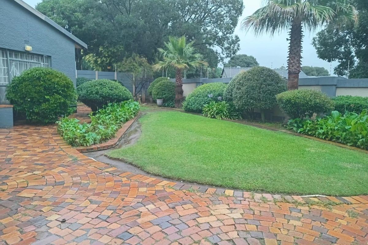 Large House for Sale in the Boomed Off Area of Hurlyvale - Photo 2