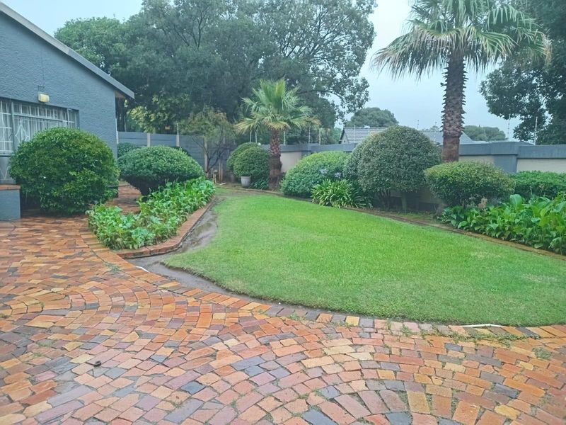 Large House for Sale in the Boomed Off Area of Hurlyvale - Photo 2