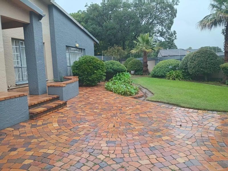 Large House for Sale in the Boomed Off Area of Hurlyvale - Photo 3