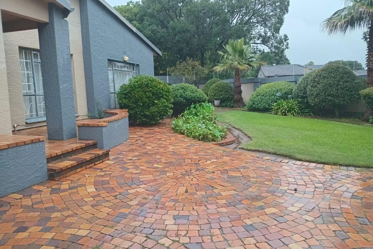 Large House for Sale in the Boomed Off Area of Hurlyvale - Photo 3