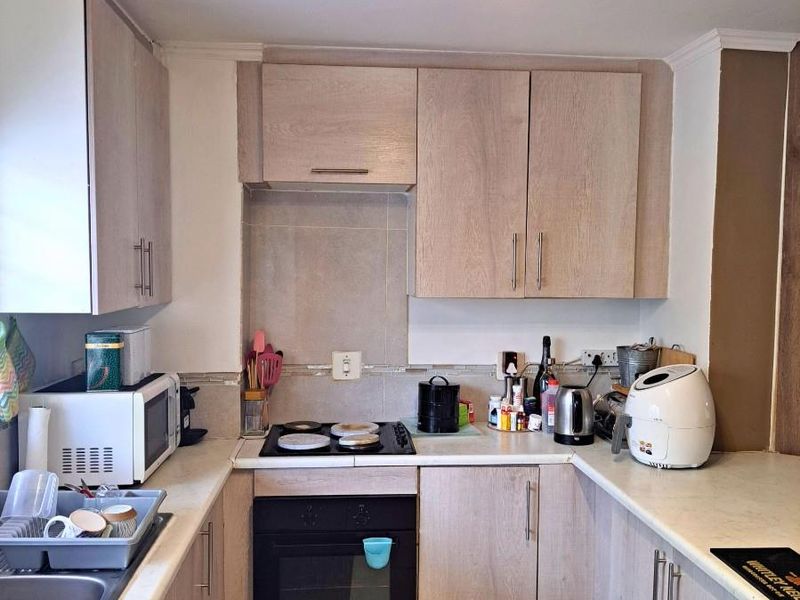 - IDEAL STARTER HOME FOR THE GO GETTER - Photo 2