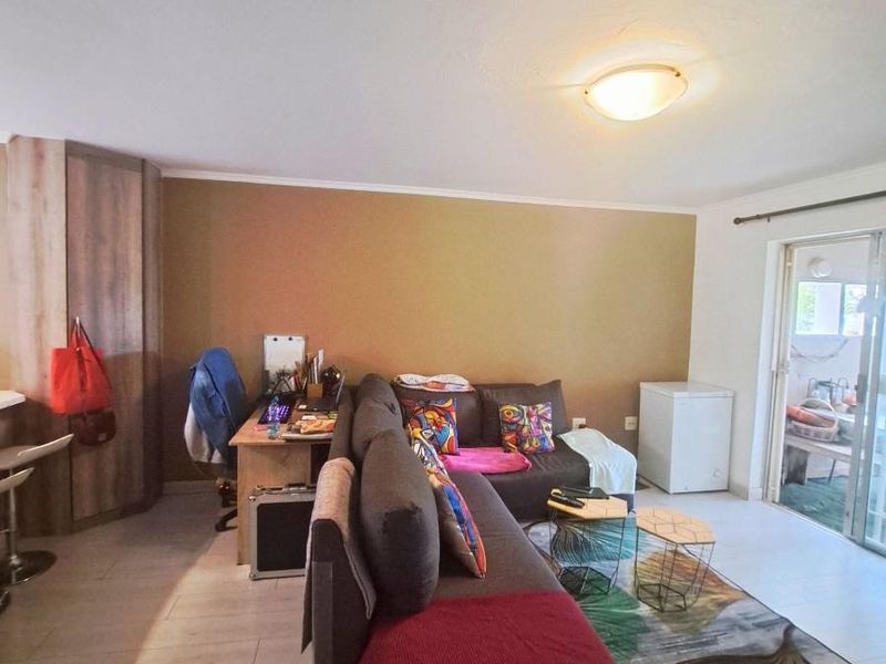 - IDEAL STARTER HOME FOR THE GO GETTER - Photo 6