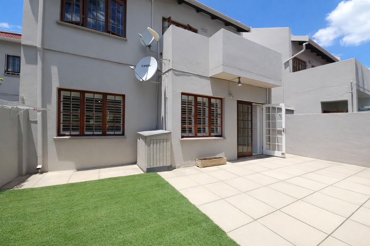 Price reduced  Immaculate Renovated Garden Unit in Prime Sandown location. - Photo 2