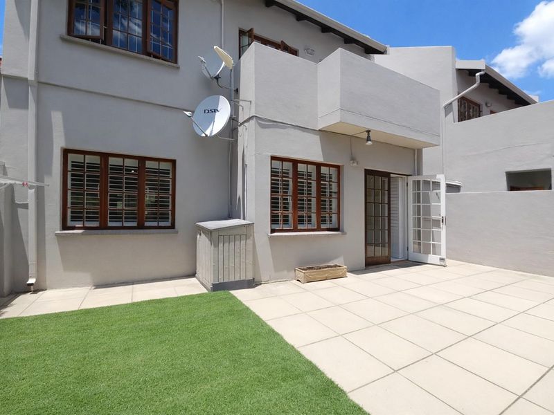 Price reduced  Immaculate Renovated Garden Unit in Prime Sandown location. - Photo 2