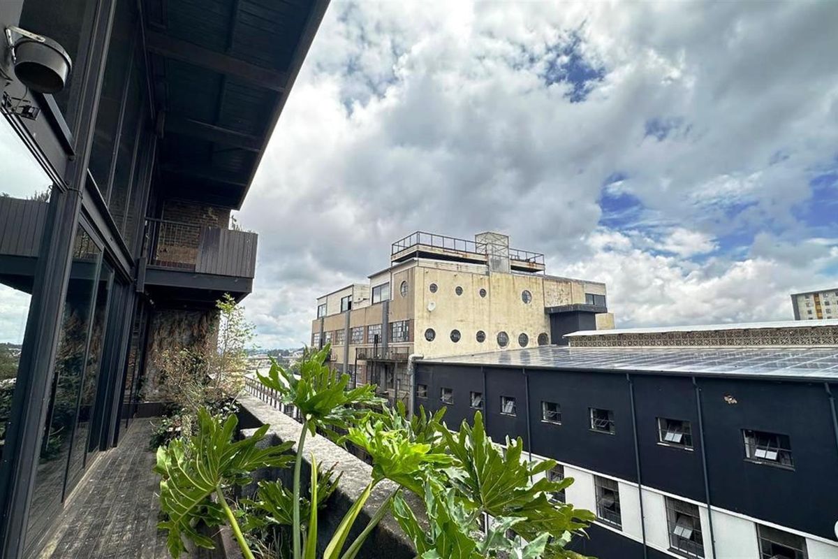 FURNISHED ELEGANT 2 BEDROOM  PAINTHOUSE FOR SALE IN MABONENG JOHANNESSBURG - Photo 4