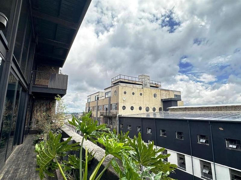 FURNISHED ELEGANT 2 BEDROOM  PAINTHOUSE FOR SALE IN MABONENG JOHANNESSBURG - Photo 4