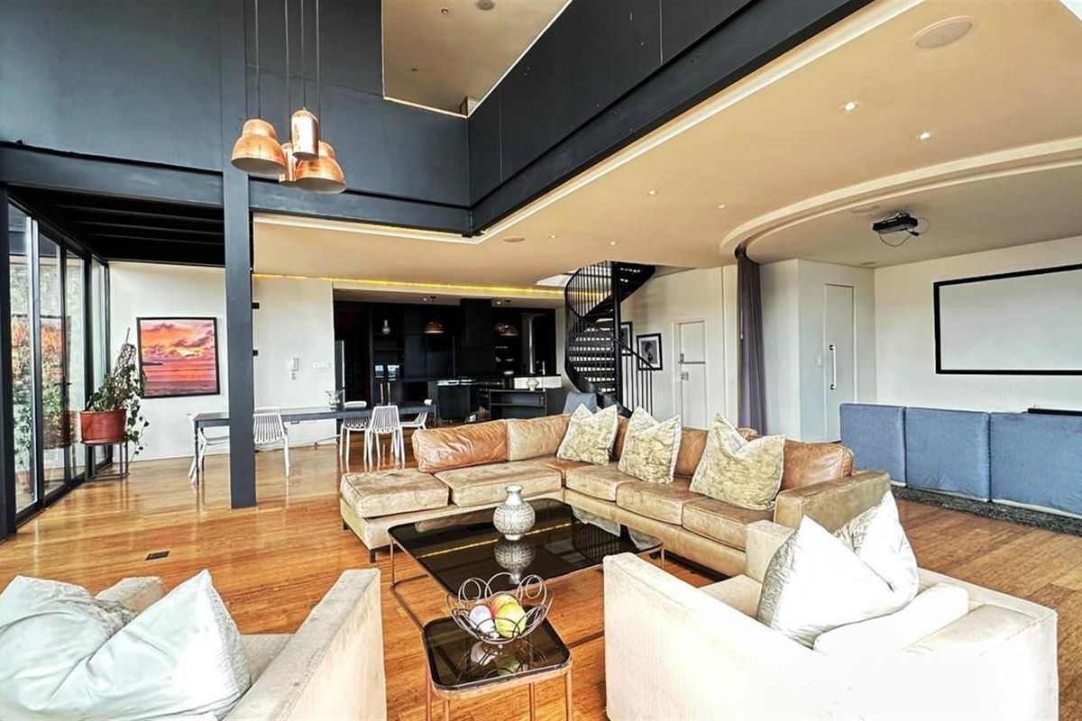 FURNISHED ELEGANT 2 BEDROOM  PAINTHOUSE FOR SALE IN MABONENG JOHANNESSBURG - Photo 2