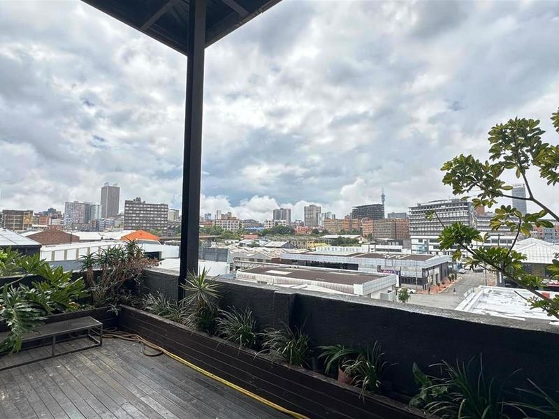 FURNISHED ELEGANT 2 BEDROOM  PAINTHOUSE FOR SALE IN MABONENG JOHANNESSBURG - Photo 7