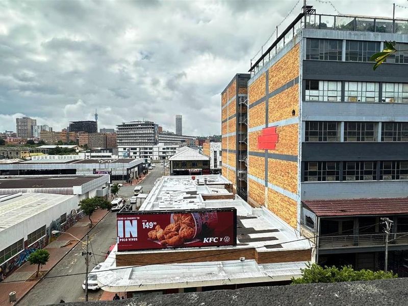 FURNISHED ELEGANT 2 BEDROOM  PAINTHOUSE FOR SALE IN MABONENG JOHANNESSBURG - Photo 6