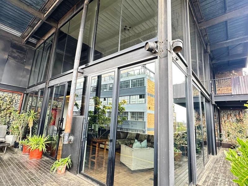 FURNISHED ELEGANT 2 BEDROOM  PAINTHOUSE FOR SALE IN MABONENG JOHANNESSBURG - Photo 9