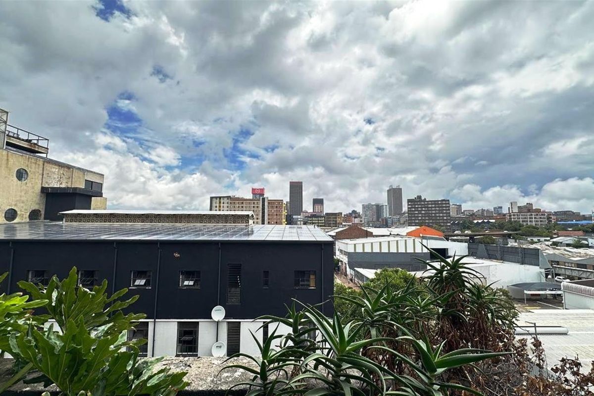 FURNISHED ELEGANT 2 BEDROOM  PAINTHOUSE FOR SALE IN MABONENG JOHANNESSBURG - Photo 5