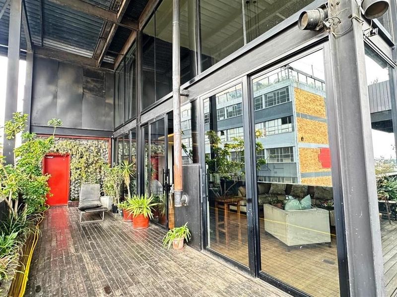 FURNISHED ELEGANT 2 BEDROOM  PAINTHOUSE FOR SALE IN MABONENG JOHANNESSBURG - Photo 3