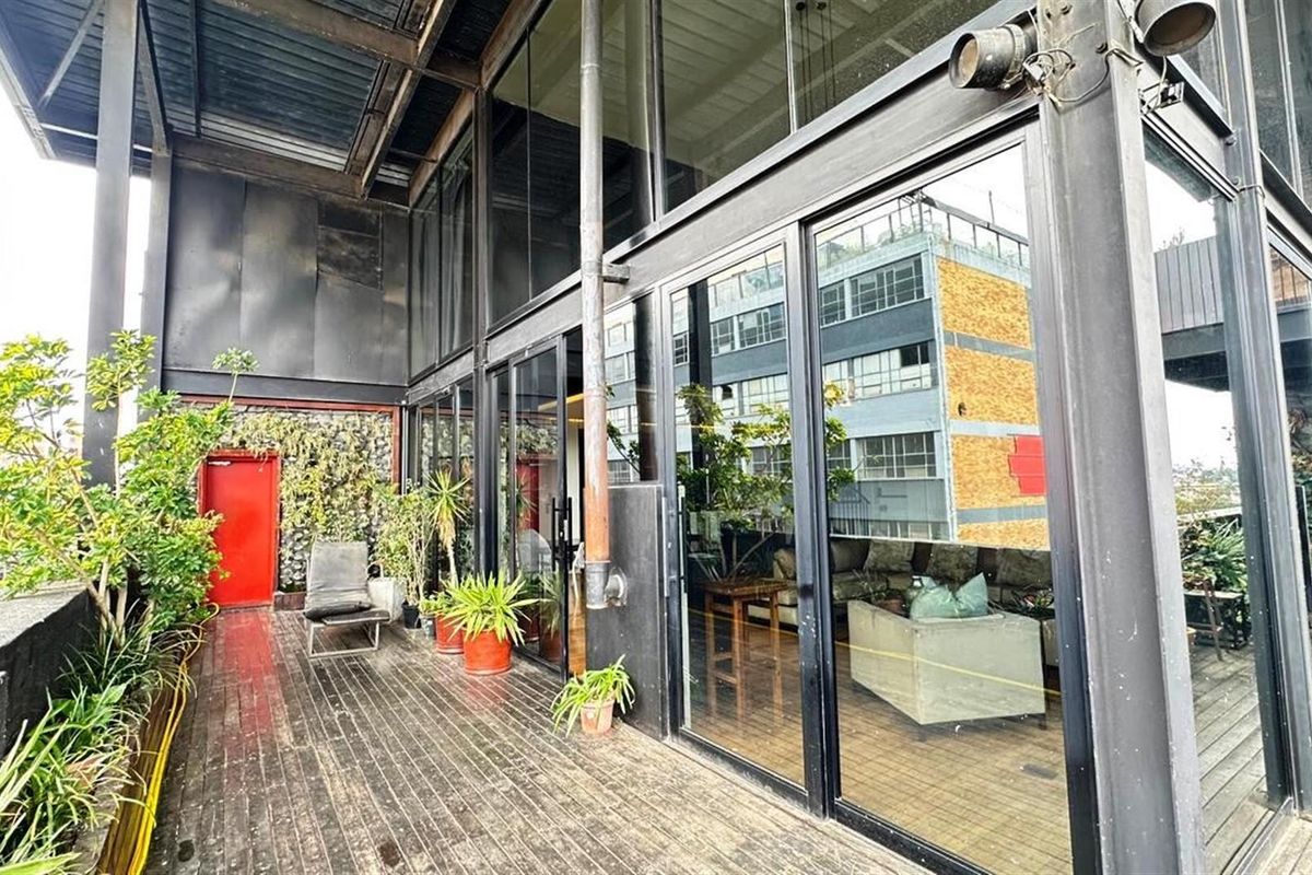 FURNISHED ELEGANT 2 BEDROOM  PAINTHOUSE FOR SALE IN MABONENG JOHANNESSBURG - Photo 3