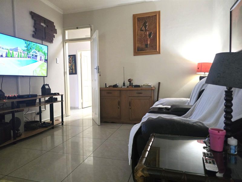 Spacious 4 Bedroom home for sale in lovely street - Photo 9