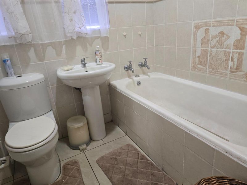 Spacious 4 Bedroom home for sale in lovely street - Photo 10