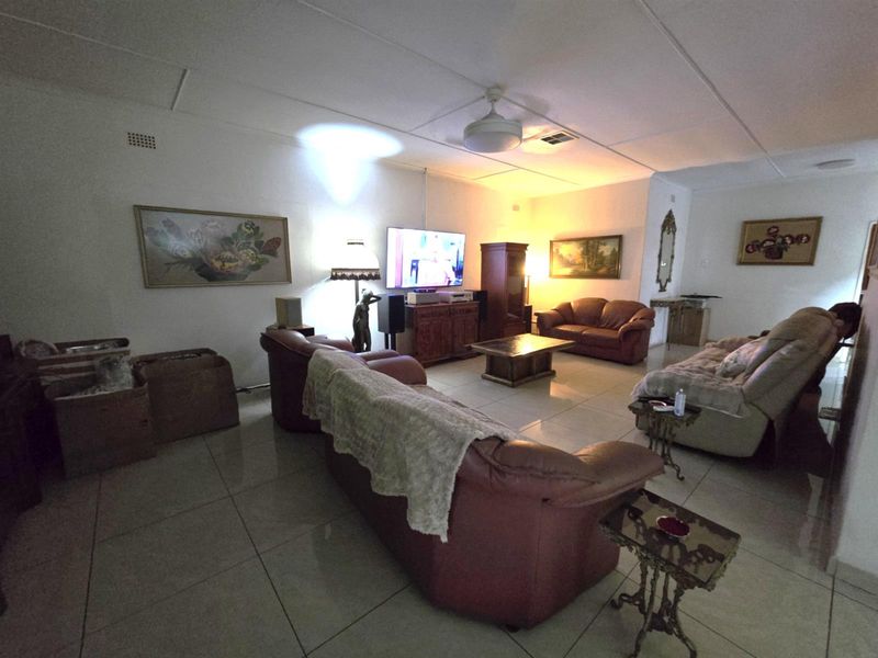 Spacious 4 Bedroom home for sale in lovely street - Photo 2