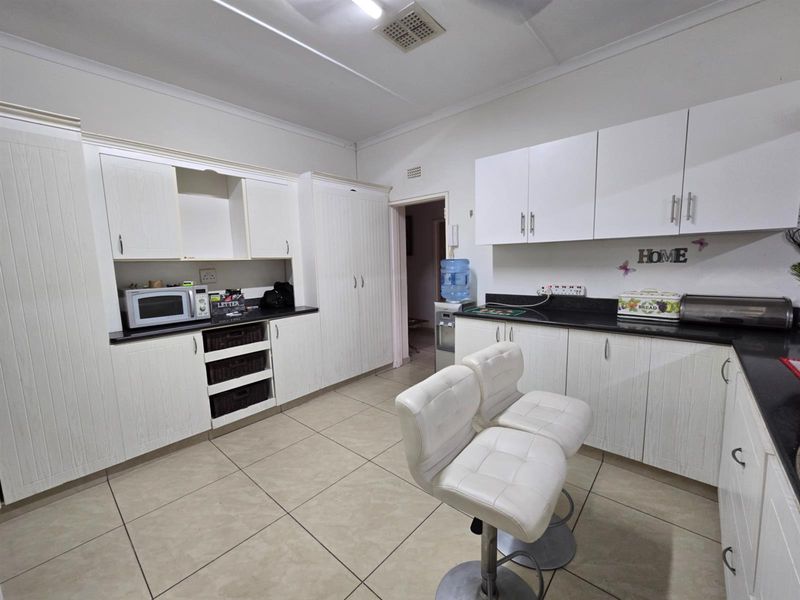 Spacious 4 Bedroom home for sale in lovely street - Photo 6