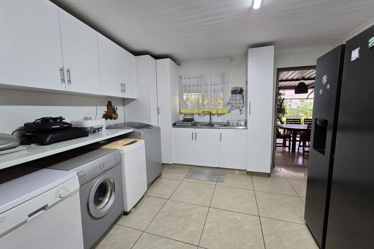 Spacious 4 Bedroom home for sale in lovely street - Photo 5