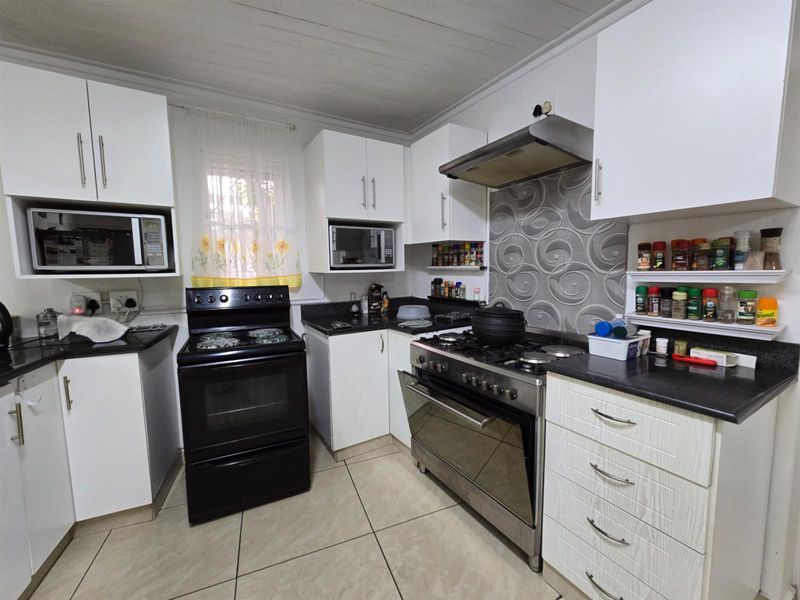 Spacious 4 Bedroom home for sale in lovely street - Photo 4