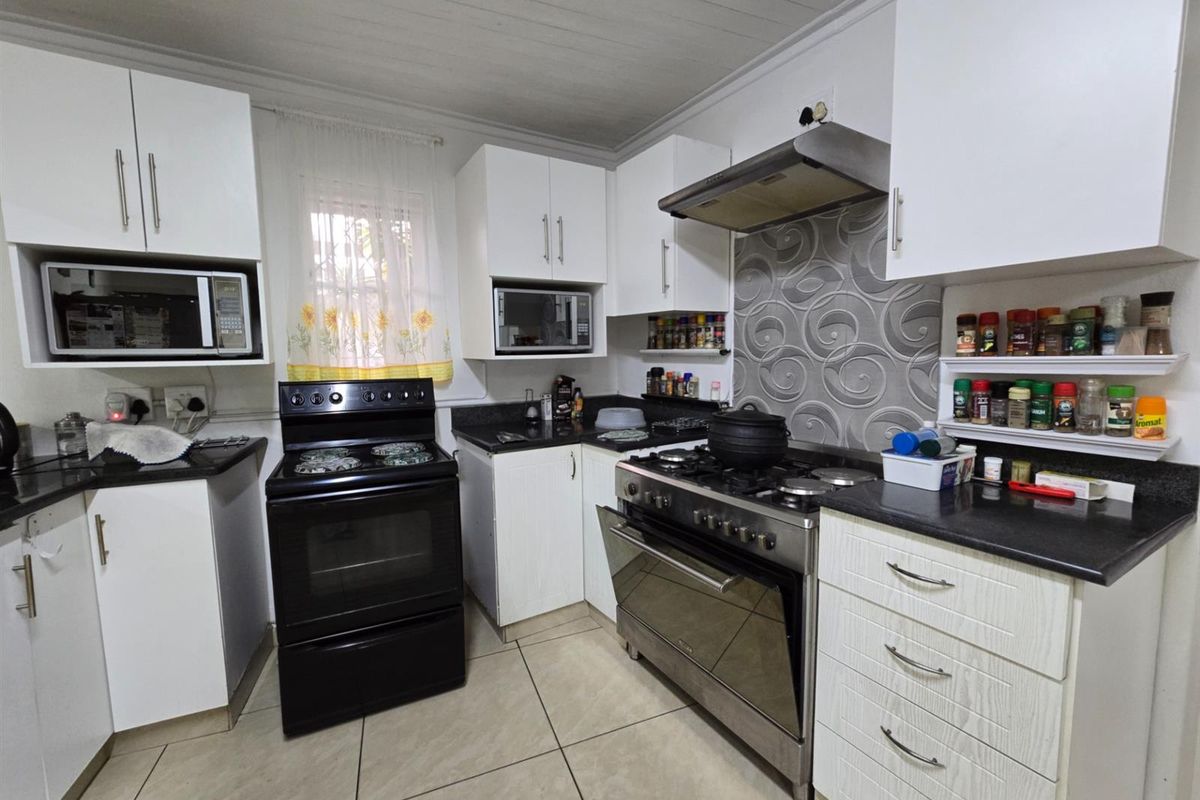 Spacious 4 Bedroom home for sale in lovely street - Photo 4
