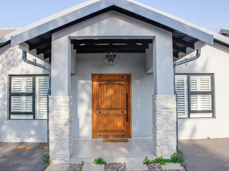 Modern and spacious family home! - Photo 1