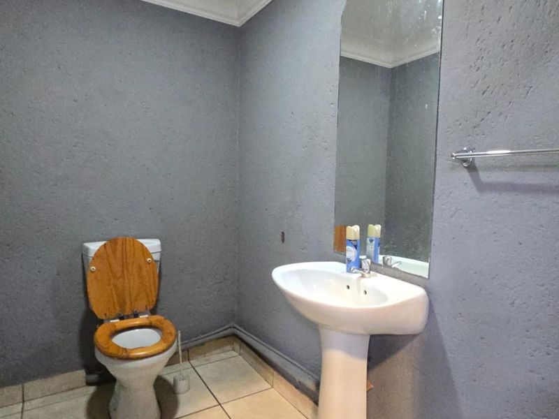 Spacious Industrial Workshop with Excellent Facilities - Ideal for Your Business Operations - Photo 10