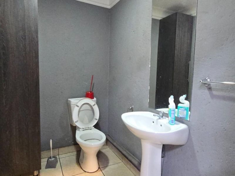 Spacious Industrial Workshop with Excellent Facilities - Ideal for Your Business Operations - Photo 9