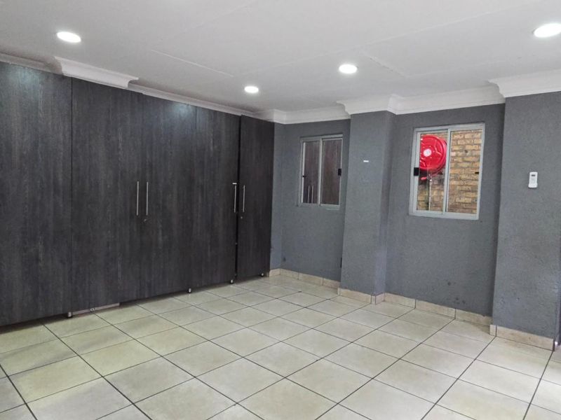 Spacious Industrial Workshop with Excellent Facilities - Ideal for Your Business Operations - Photo 3