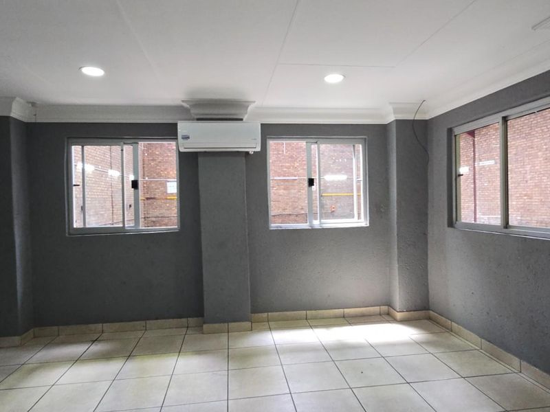 Spacious Industrial Workshop with Excellent Facilities - Ideal for Your Business Operations - Photo 2