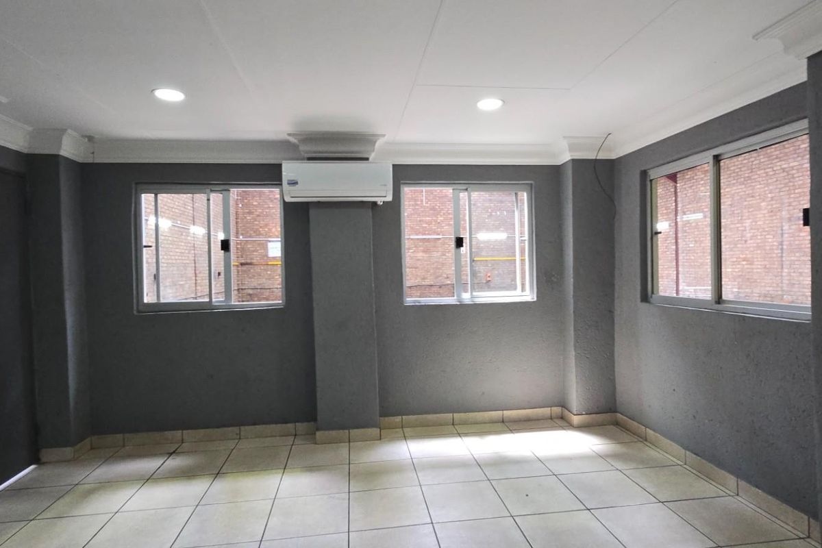 Spacious Industrial Workshop with Excellent Facilities - Ideal for Your Business Operations - Photo 2