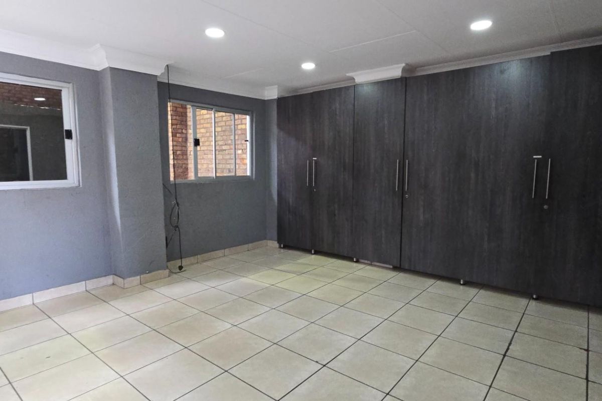 Spacious Industrial Workshop with Excellent Facilities - Ideal for Your Business Operations - Photo 5