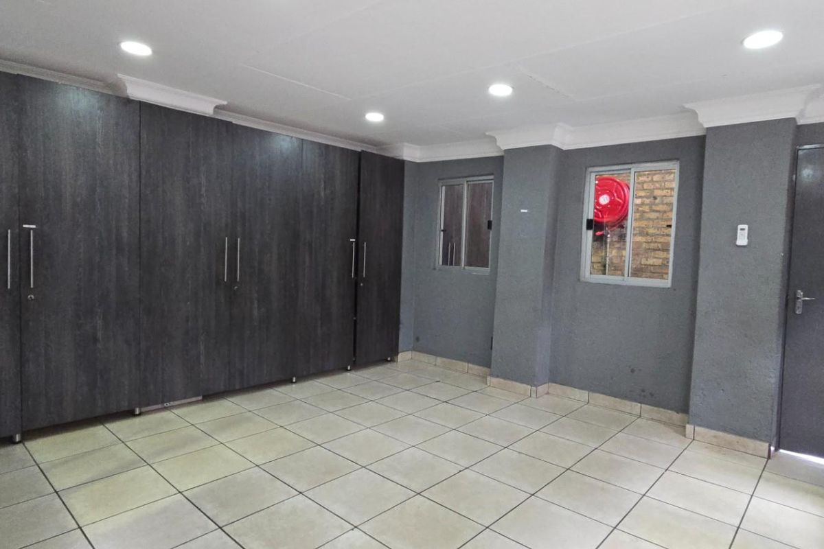 Spacious Industrial Workshop with Excellent Facilities - Ideal for Your Business Operations - Photo 4