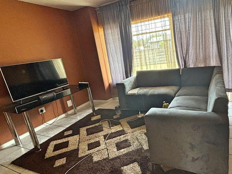 Spacious 2 Bedroom Flat in a Secure Complex - Photo 1