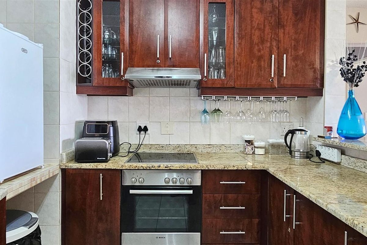 Luxury 3 Bedroom Apartment in Uvongo - Photo 4