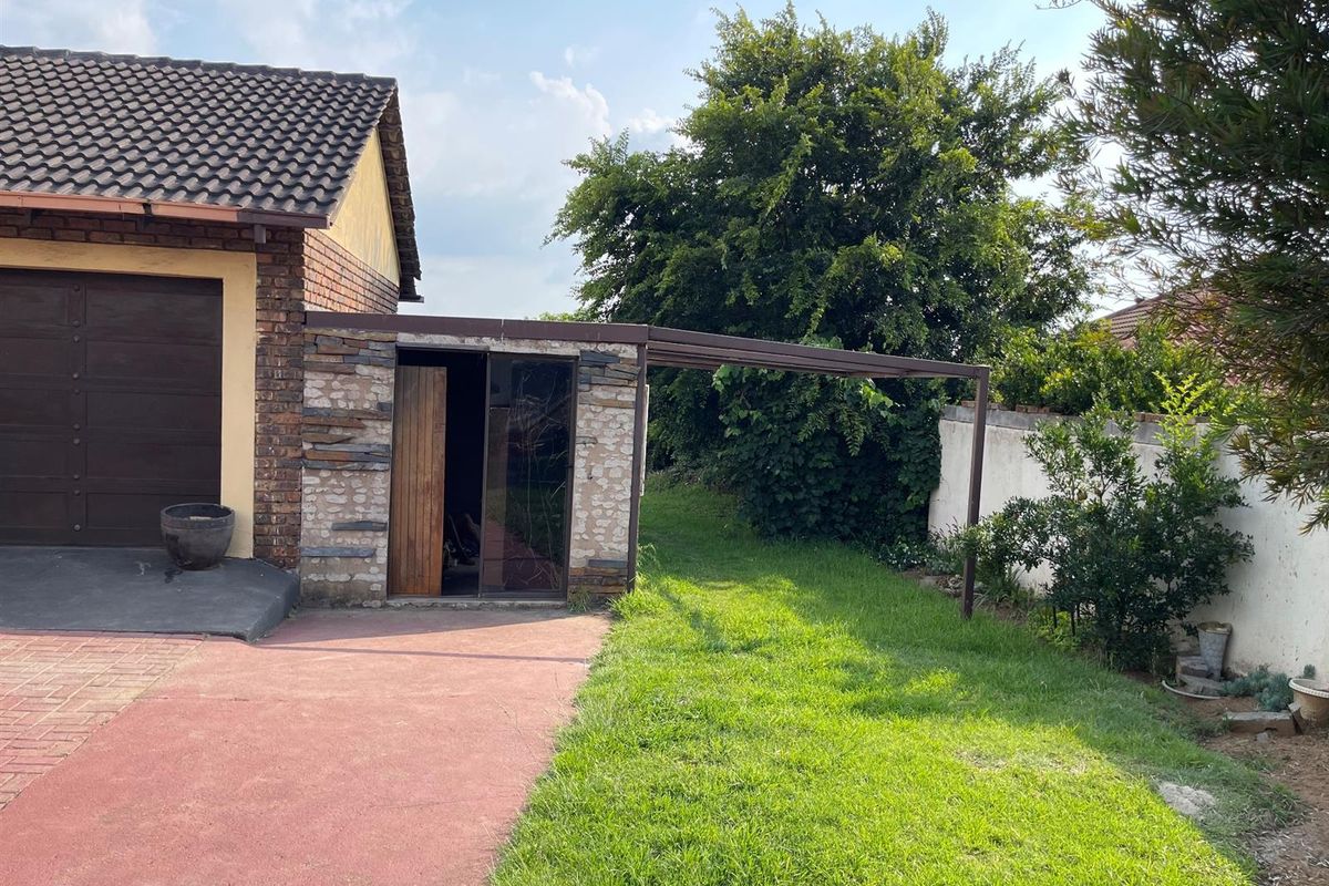 House For Sale in Tasbet Park, Witbank - Photo 3