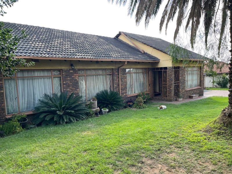 House For Sale in Tasbet Park, Witbank - Photo 2