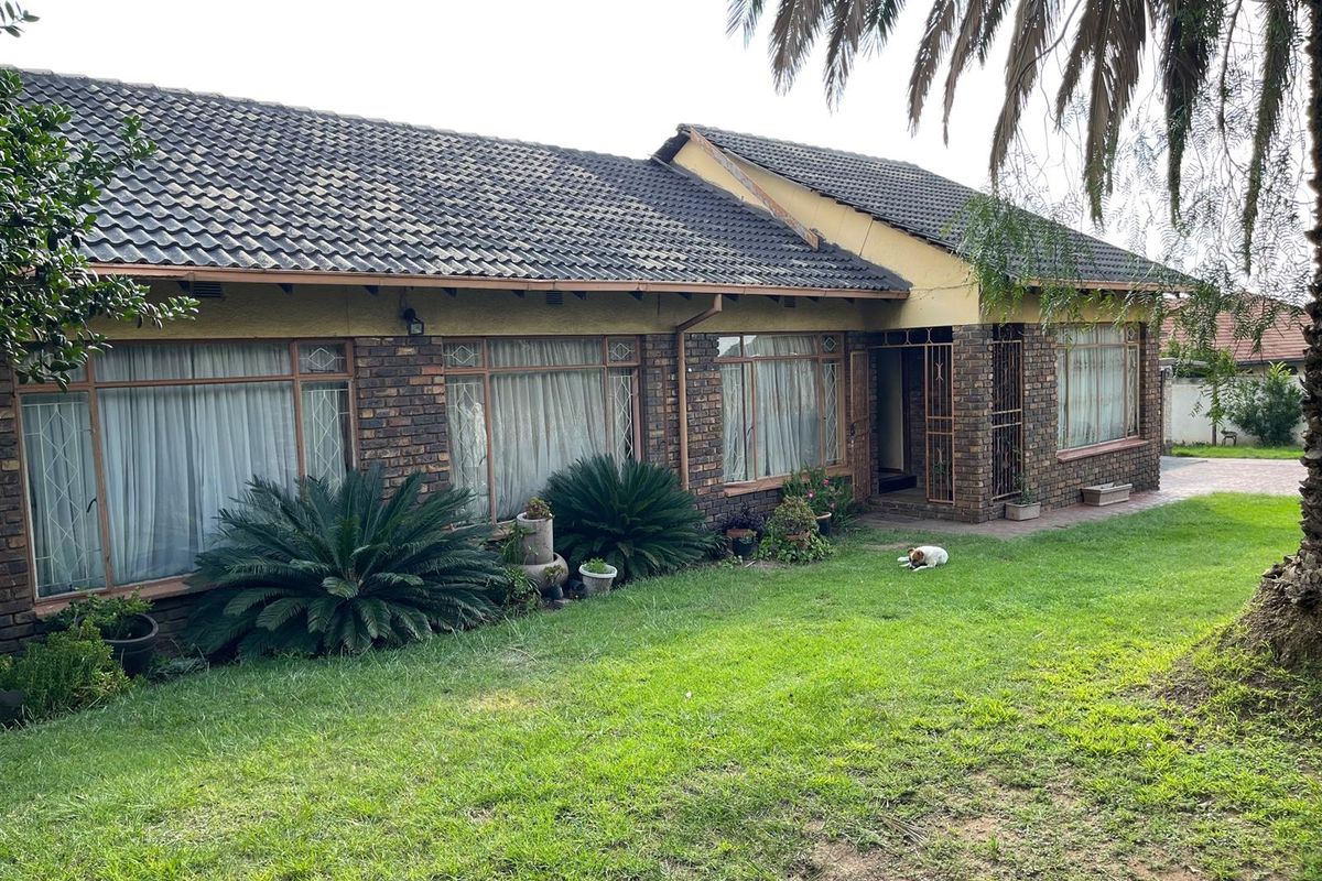 House For Sale in Tasbet Park, Witbank - Photo 2