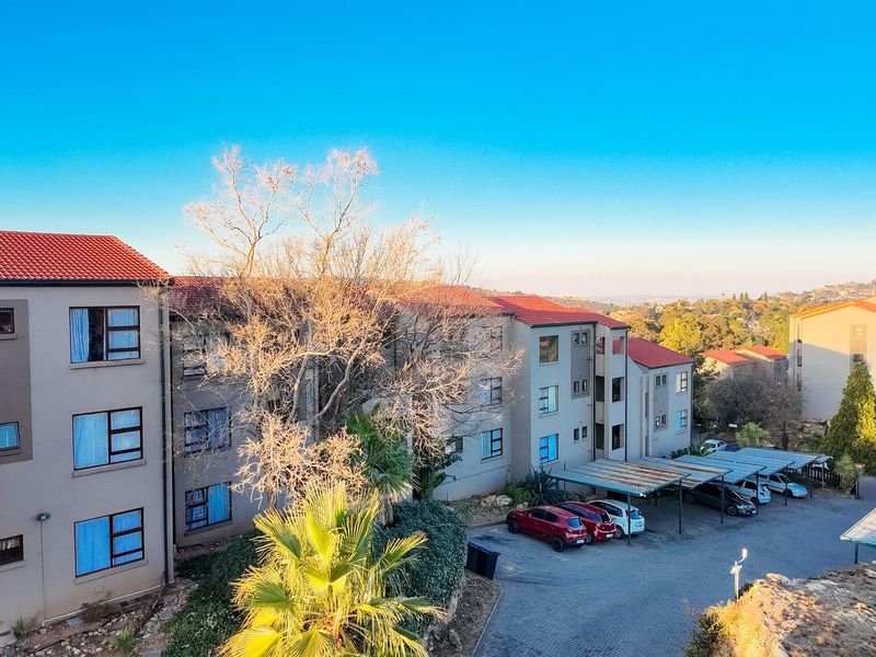 Apartment For Sale in Wilro Park, Roodepoort - Photo 2