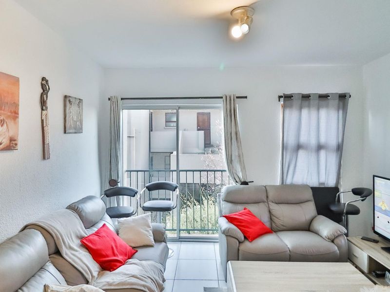 Apartment For Sale in Wilro Park, Roodepoort - Photo 8