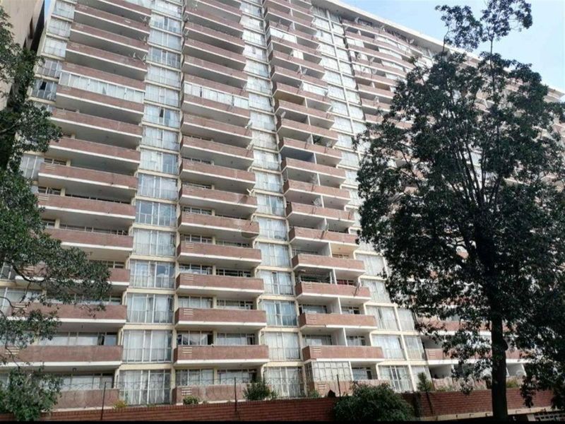 Apartment For Sale in Berea, Johannesburg - Photo 2