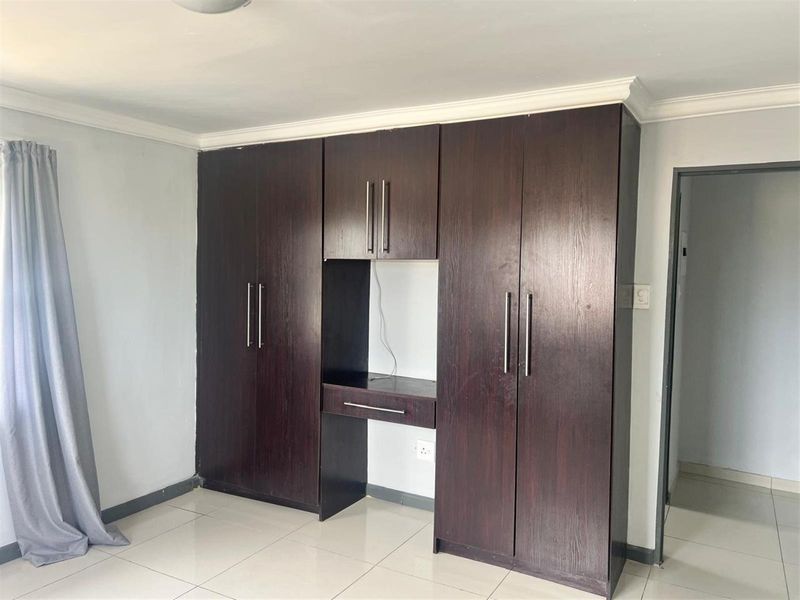 For Sale 5 bedroom House with 3 bedroom Granny Flat in East London - Photo 7