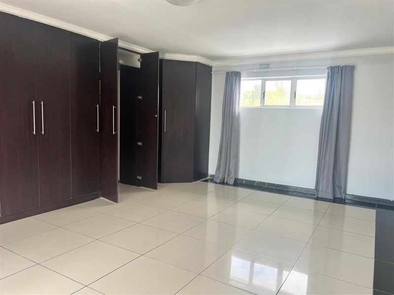 For Sale 5 bedroom House with 3 bedroom Granny Flat in East London - Photo 6