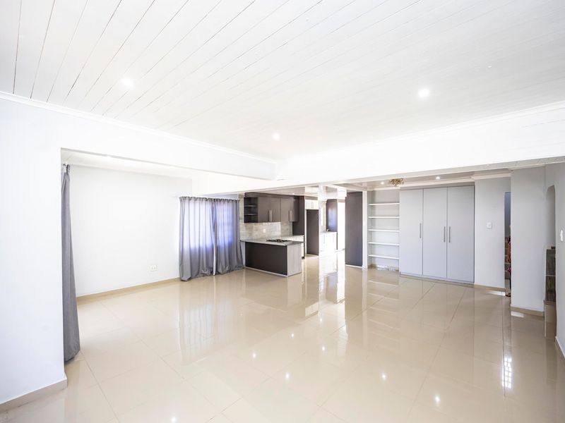 For Sale 5 bedroom House with 3 bedroom Granny Flat in East London - Photo 3